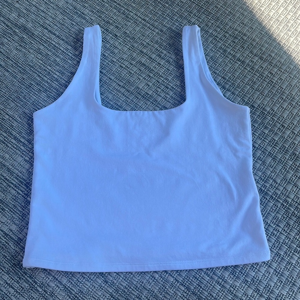 women’s white tank too